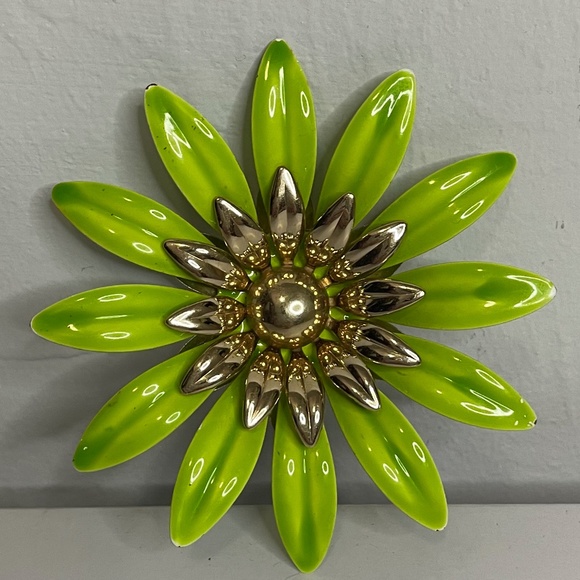 HP 💕 sixties mod chartreuse lime green metallic daisy broach w gold center pin! - Picture 4 of 14